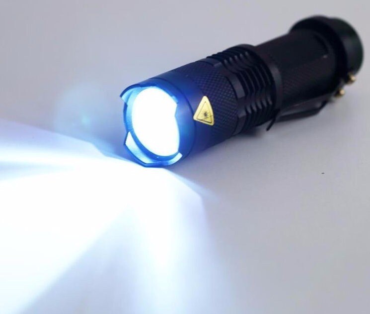 Linterna LED de 1800 Lúmenes Recargable